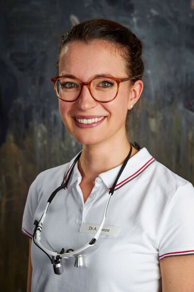 Dr. Alessandra Heinze im weißen Poloshirt